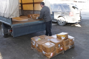 Грузим коробки в машину Грузим коробки в машину